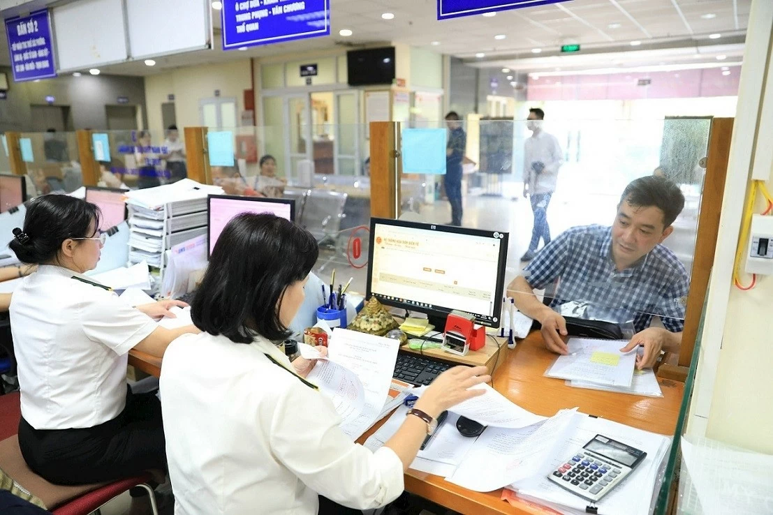 Hà Nội thu ngân sách. Giao dịch tại Chi cục Thuế quận Đống Đa. (Ảnh: Quang Thái)