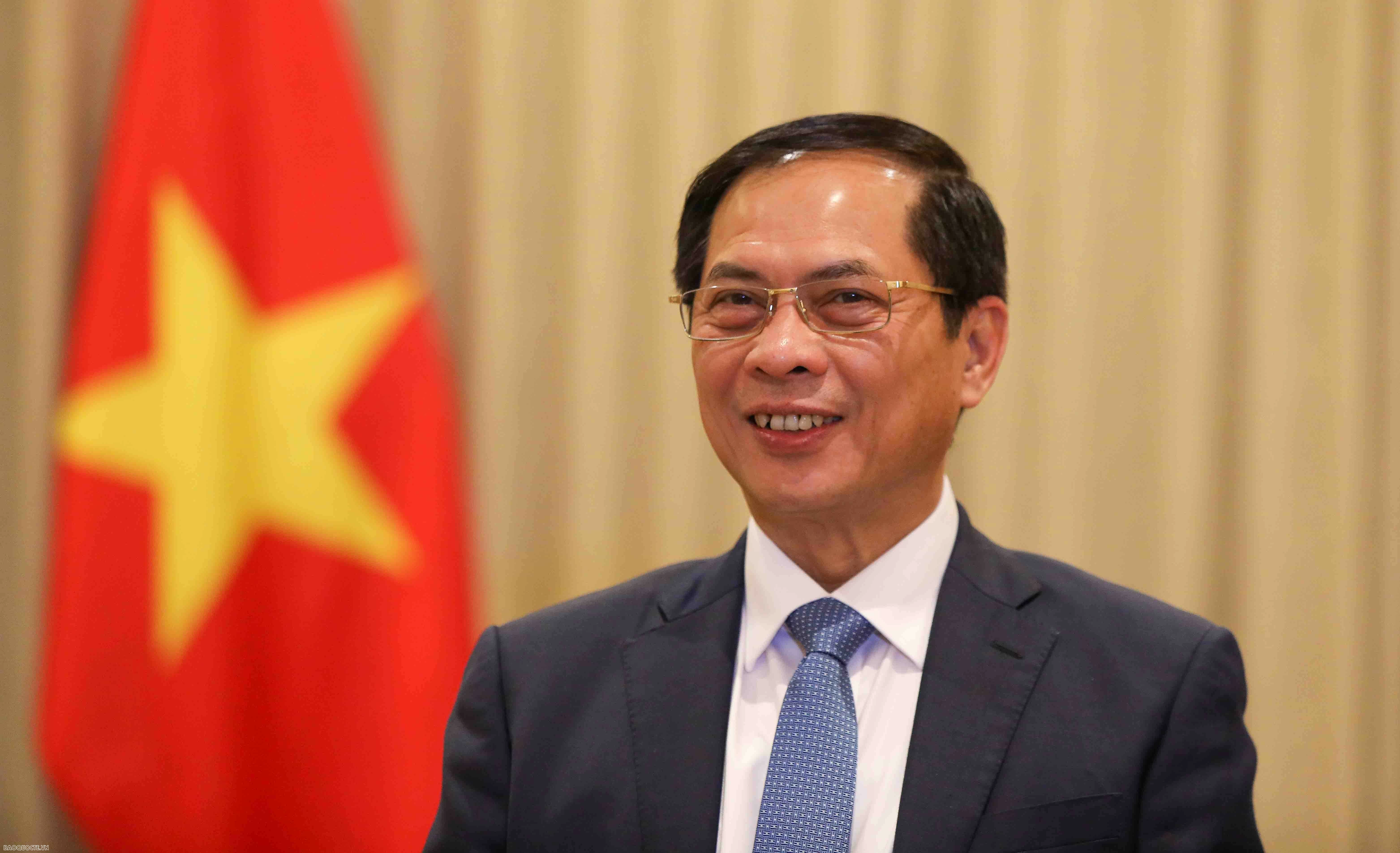 Phó Thủ tướng, Bộ trưởng Bùi Thanh Sơn và Phu nhân thăm Lào Phó Thủ tướng, Bộ trưởng Bùi Thanh Sơn và Phu nhân thăm Lào