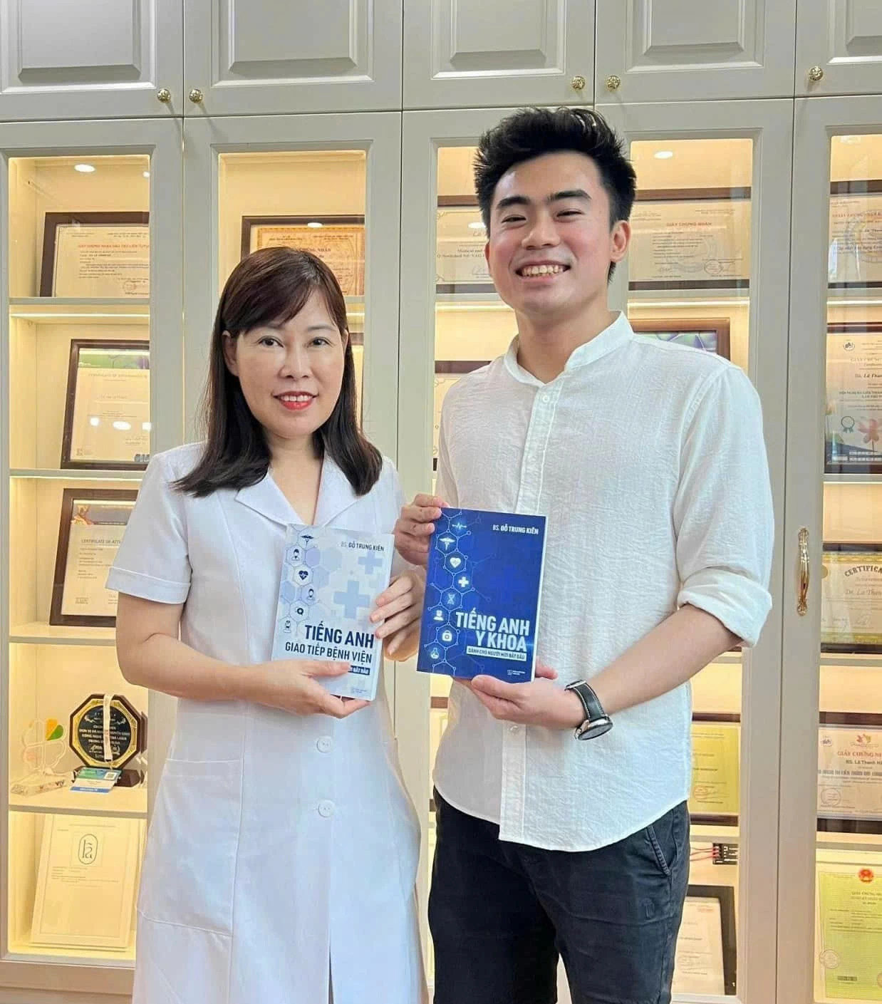 Bác sĩ trẻ trở thành Tiktoker, viết sách dạy tiếng Anh cho sinh viên Y khoa Bác sĩ trẻ Đỗ Trung Kiên trở thành Tiktoker, viết sách dạy tiếng Anh cho sinh viên Y khoa