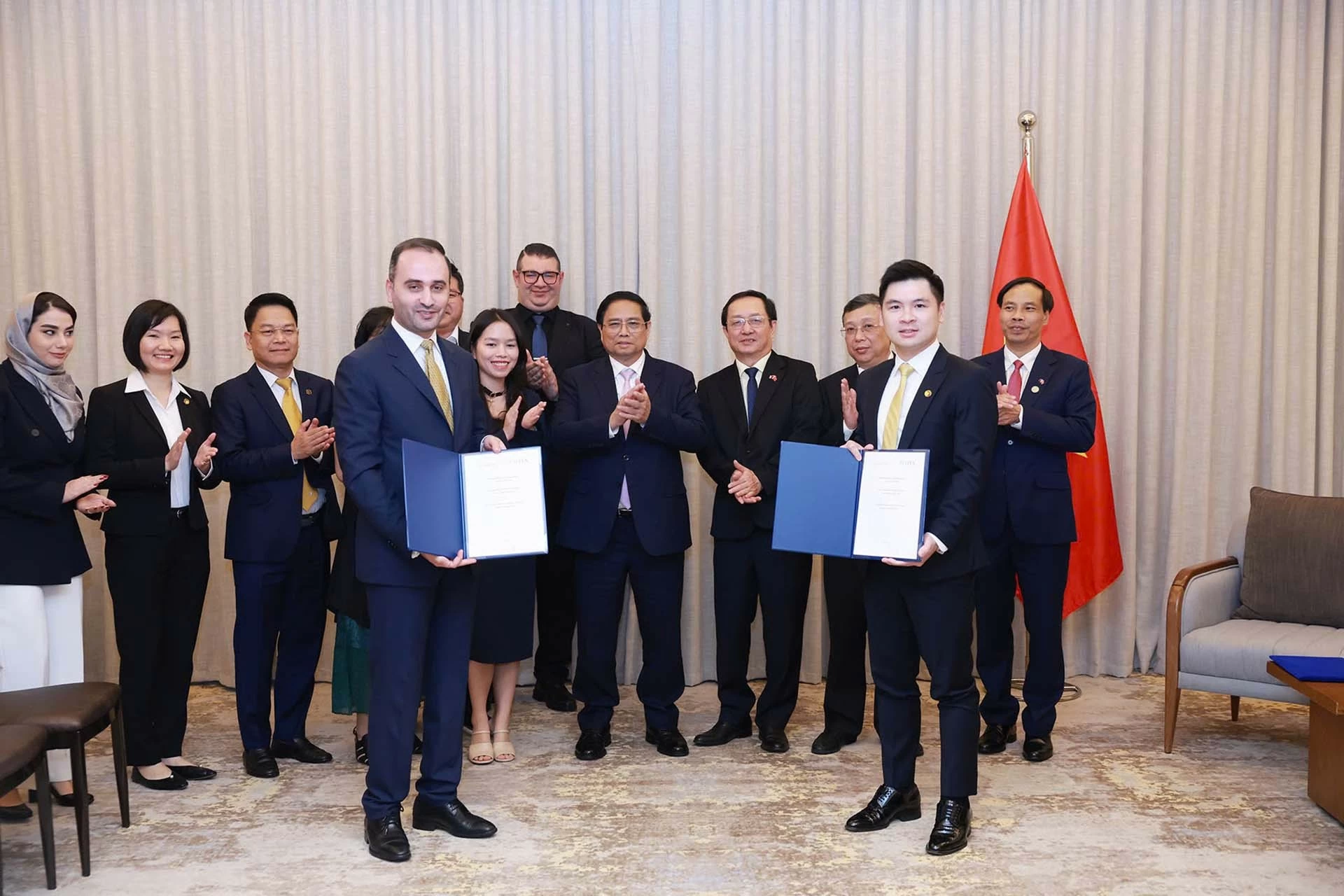 Ông Đỗ Vinh Quang, Phó Chủ tịch HĐQT T&T Group (bên phải) và ông Amir Ali Salemi, Giám đốc điều hành Tập đoàn JTA trao biên bản ghi nhớ hợp tác Ông Đỗ Vinh Quang, Phó Chủ tịch HĐQT T&T Group (bên phải) và ông Amir Ali Salemi, Giám đốc điều hành Tập đoàn JTA trao biên bản ghi nhớ hợp tác