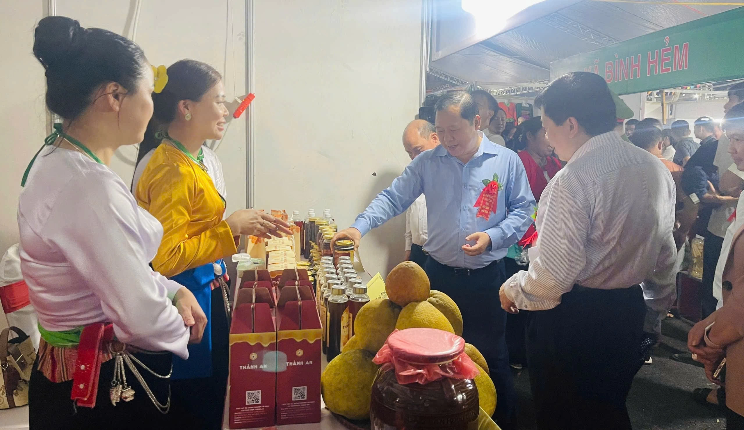 Bí thư Tỉnh ủy Hòa Bình Nguyễn Phi Long (áo xanh) cùng các đại biểu tham quan gian hàng tại Phiên chợ. Bí thư Tỉnh ủy Hòa Bình Nguyễn Phi Long (áo xanh) cùng các đại biểu tham quan gian hàng tại Phiên chợ.