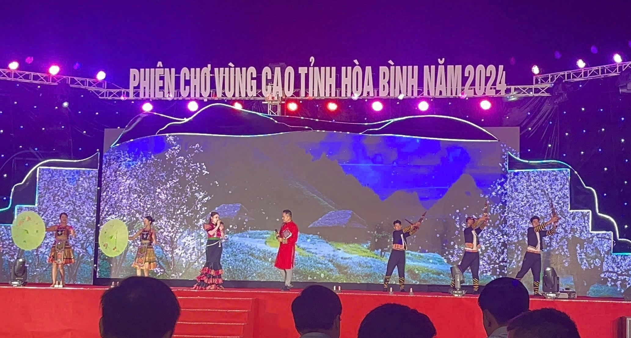 Phiên chợ vùng cao tỉnh Hòa Bình năm 2024: Đắm mình vào những ngày hội rực rỡ sắc màu Phiên chợ vùng cao tỉnh Hòa Bình năm 2024: Đắm mình vào những ngày hội rực rỡ sắc màu