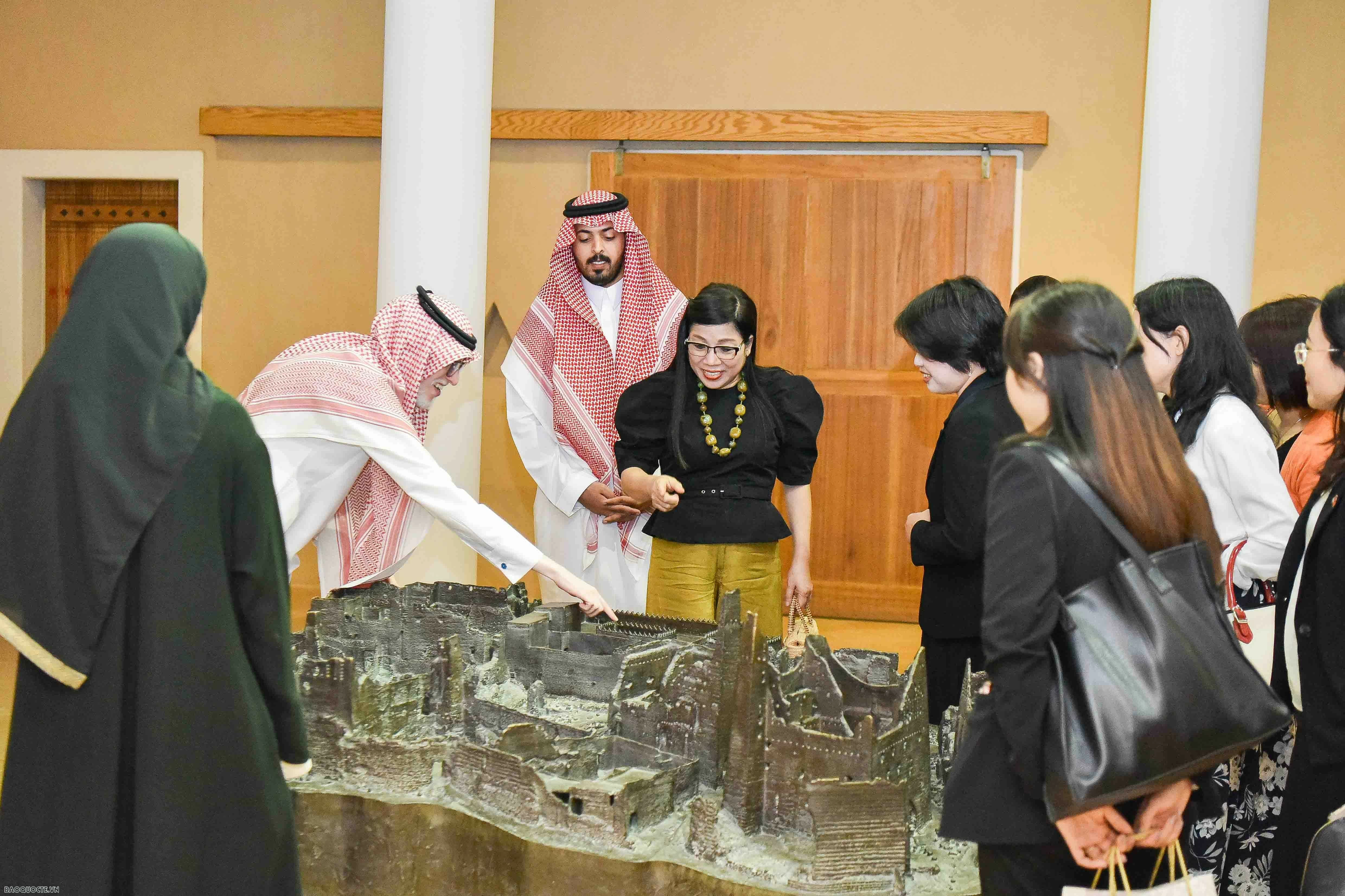 Phu nhân Thủ tướng Phạm Minh Chính tìm hiểu lịch sử, văn hoá UAE, Saudi Arabia và Qatar Phu nhân Thủ tướng Phạm Minh Chính tìm hiểu lịch sử, văn hóa UAE, Saudi Arabia và Qatar