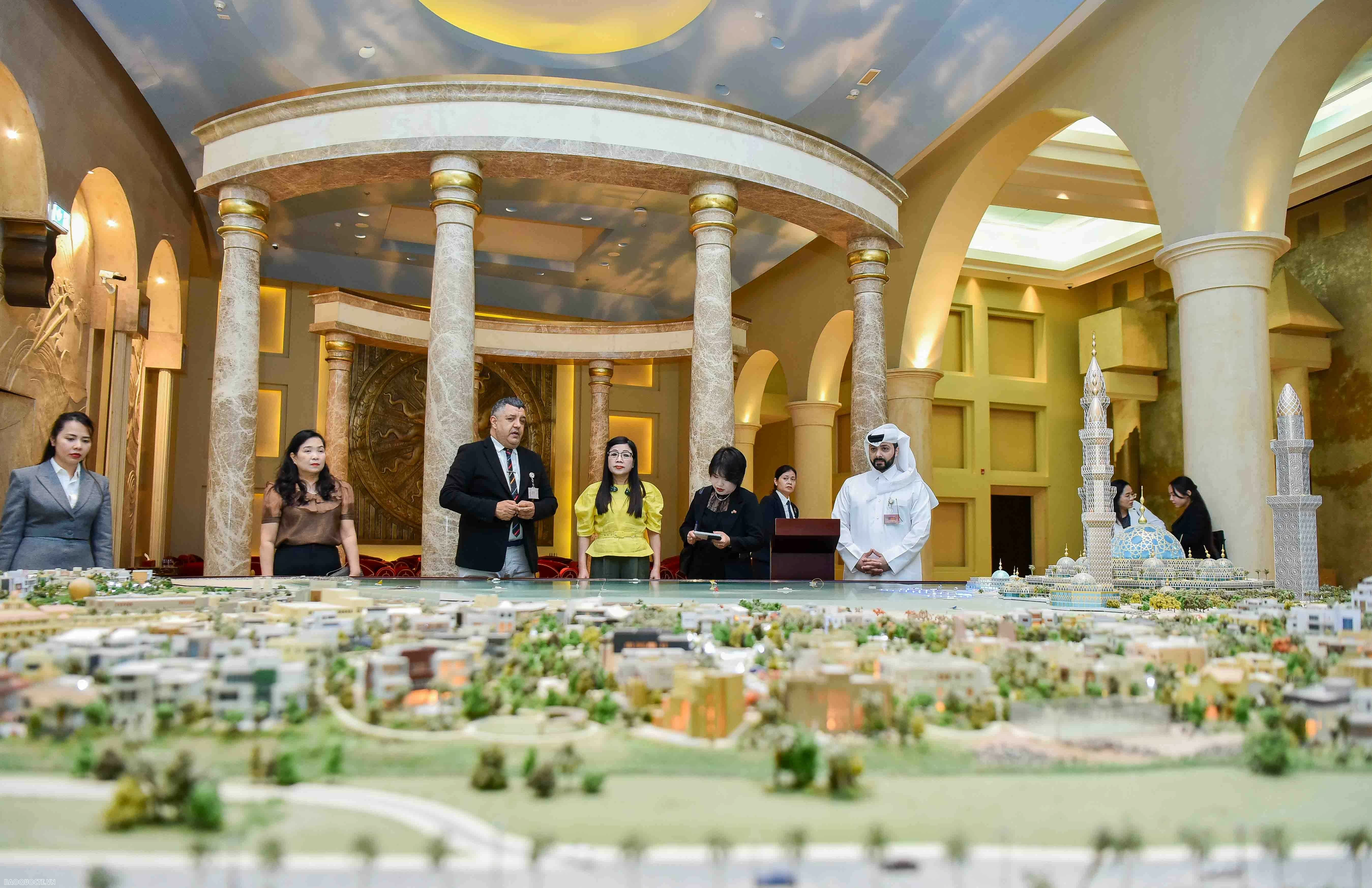 Phu nhân Thủ tướng Phạm Minh Chính tìm hiểu lịch sử, văn hoá UAE, Saudi Arabia và Qatar Phu nhân Thủ tướng Phạm Minh Chính tìm hiểu lịch sử, văn hóa UAE, Saudi Arabia và Qatar