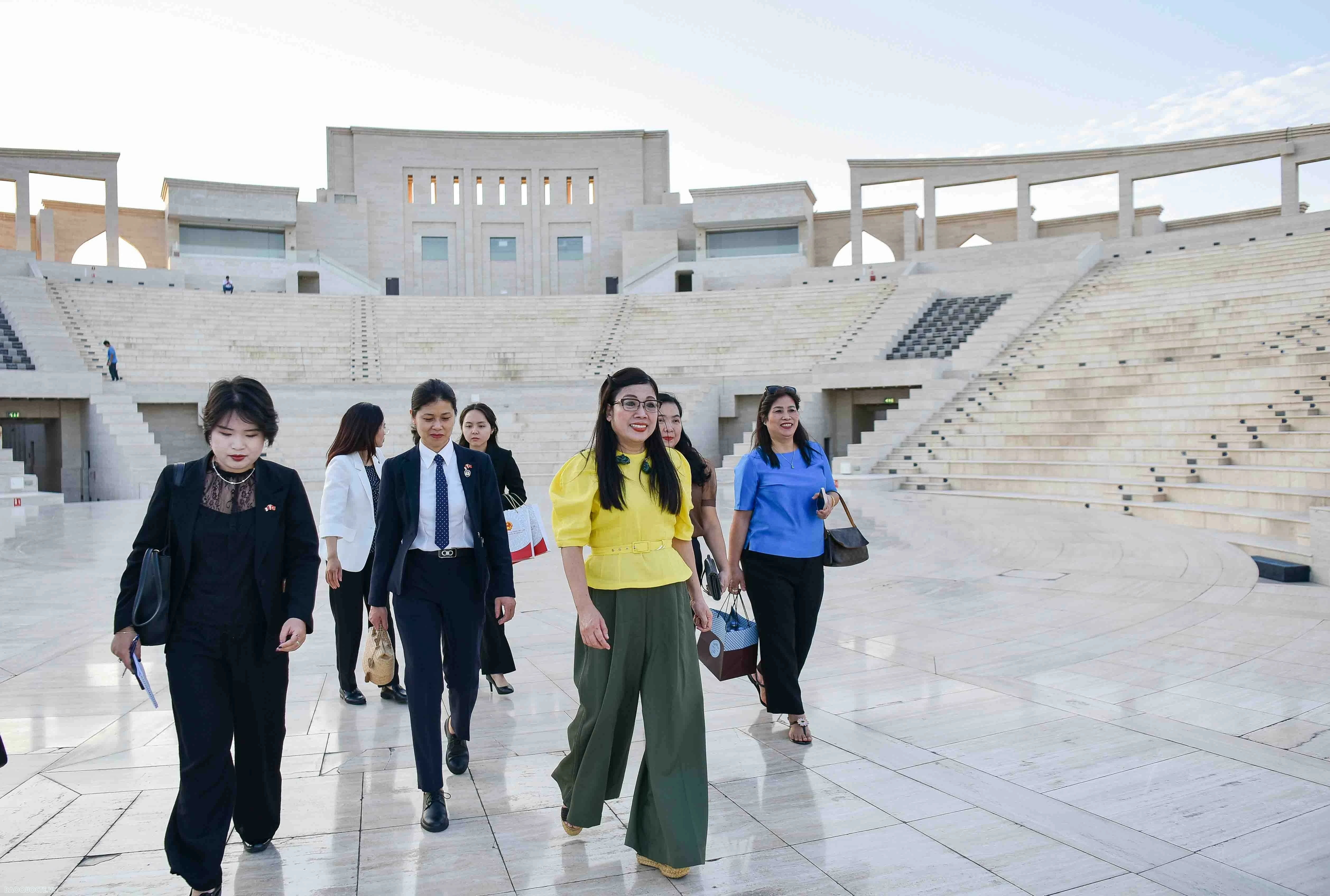 Phu nhân Thủ tướng Phạm Minh Chính tìm hiểu lịch sử, văn hoá UAE, Saudi Arabia và Qatar Phu nhân Thủ tướng Phạm Minh Chính tìm hiểu lịch sử, văn hóa UAE, Saudi Arabia và Qatar
