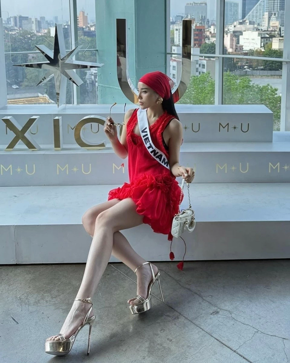 Hoa hậu Kỳ Duyên khoe trang phục trong một hoạt động của Miss Universe 2024. Hoa hậu Việt Nam khoe chân thon cùng váy ngắn, đi giày sandals gần 20cm để tăng chiều cao. Bộ đầm tông màu đỏ giúp cô gây chú ý. Hoa hậu Kỳ Duyên khoe trang phục trong một hoạt động của Miss Universe 2024. Hoa hậu Việt Nam khoe chân thon cùng váy ngắn, đi giày sandals gần 20cm để tăng chiều cao. Bộ đầm tông màu đỏ giúp cô gây chú ý.