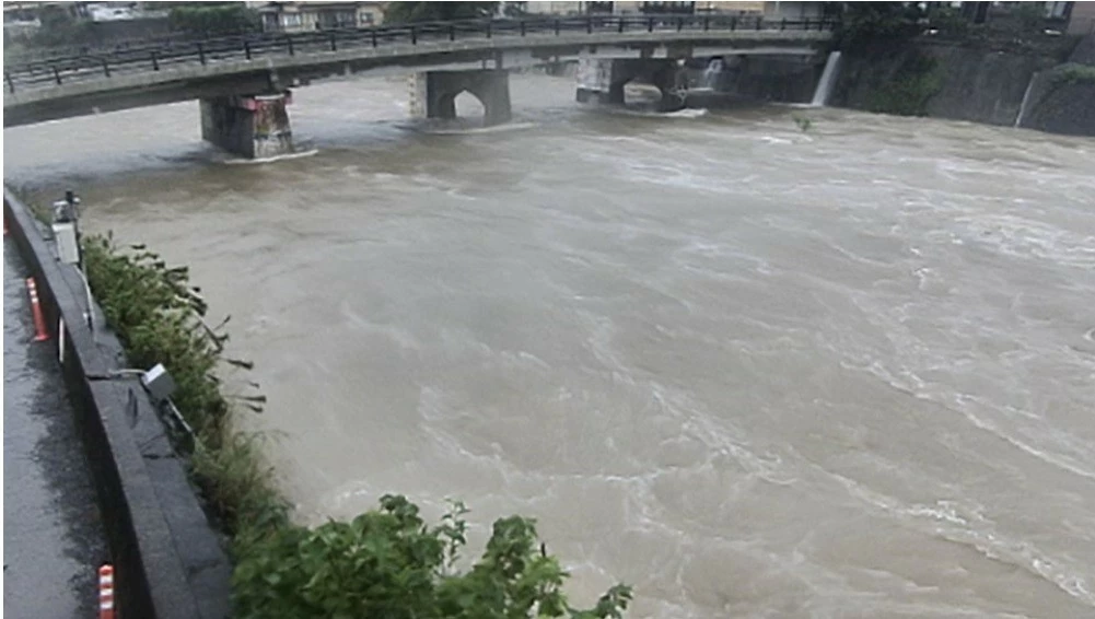 Thời tiết khắc nghiệt đang diễn ra, Đoạn phim từ webcam cho thấy một con sông ở Sasebo, tỉnh Nagasaki, vào sáng ngày 2/11. (Nguồn: kyodonews) Thời tiết khắc nghiệt đang diễn ra, Đoạn phim từ webcam cho thấy một con sông ở Sasebo, tỉnh Nagasaki, vào sáng ngày 2/11. (Nguồn: kyodonews)