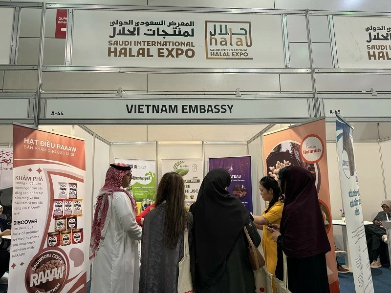 Đại sứ quán Việt Nam tại Saudi Arabia quảng bá sản phẩm tại Triển lãm Halal Expo Đại sứ quán Việt Nam tại Saudi Arabia quảng bá sản phẩm tại Triển lãm Halal Expo