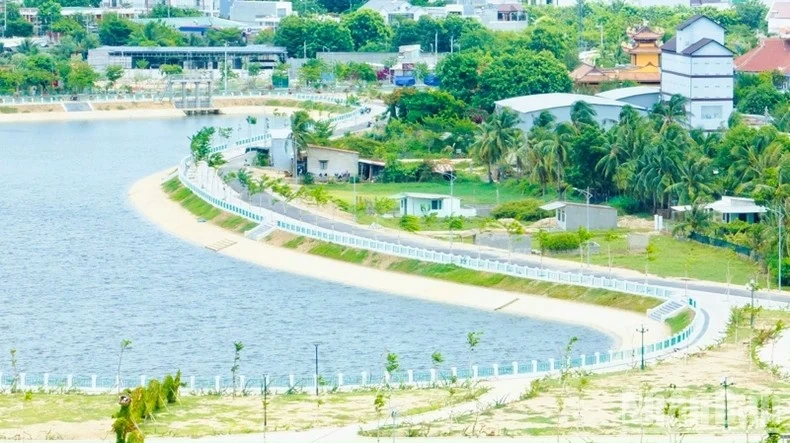 Một góc hồ điều hòa Trung tâm thành phố Phan Rang-Tháp Chàm thuộc tiểu dự án (Ảnh: Nguyễn Trung) Một góc hồ điều hòa Trung tâm thành phố Phan Rang-Tháp Chàm thuộc tiểu dự án (Ảnh: Nguyễn Trung)