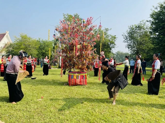 Đồng bào dân tộc Thái giới thiệu lễ hội truyền thống. (Ảnh: Hoàng Tâm) Đồng bào dân tộc Thái giới thiệu lễ hội truyền thống. (Ảnh: Hoàng Tâm)
