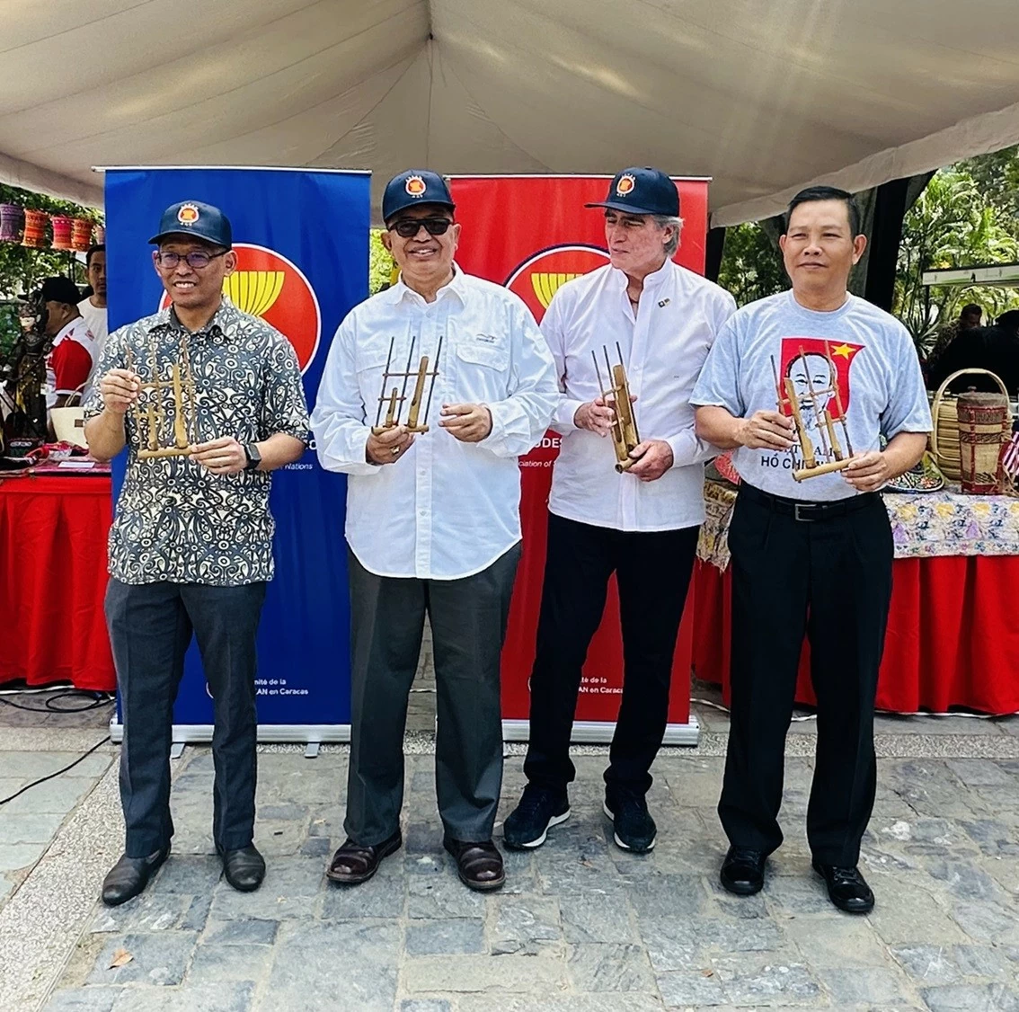 Phở, nem Việt Nam gây ấn tượng mạnh với du khách tại Hội chợ Bazar ASEAN 2024 ở Venezuela Phở, nem Việt Nam gây ấn tượng mạnh với du khách tại Hội chợ Bazar ASEAN 2024 ở Venezuela
