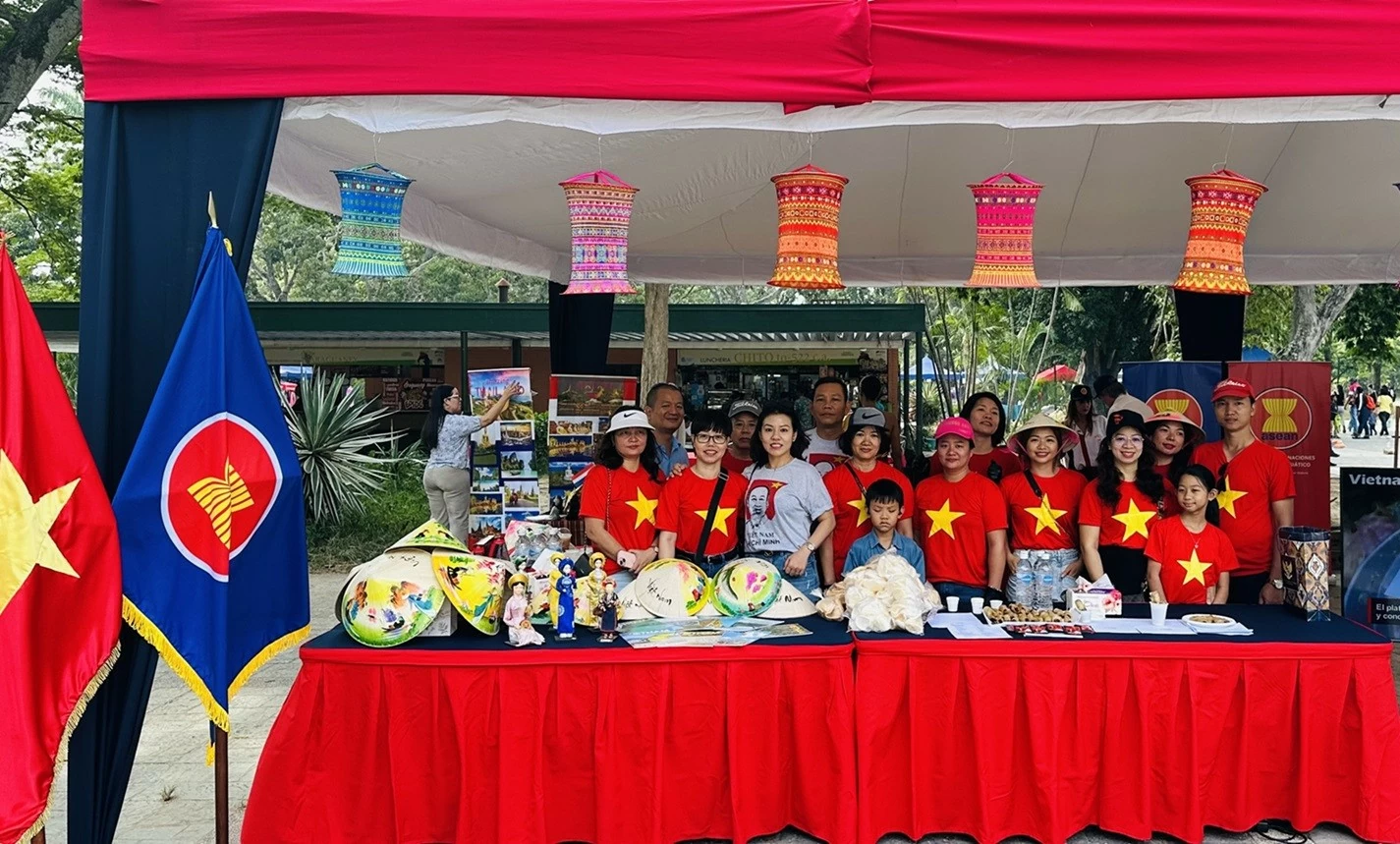 Phở, nem Việt Nam gây ấn tượng mạnh với du khách tại Hội chợ Bazar ASEAN 2024 ở Venezuela Phở, nem Việt Nam gây ấn tượng mạnh với du khách tại Hội chợ Bazar ASEAN 2024 ở Venezuela