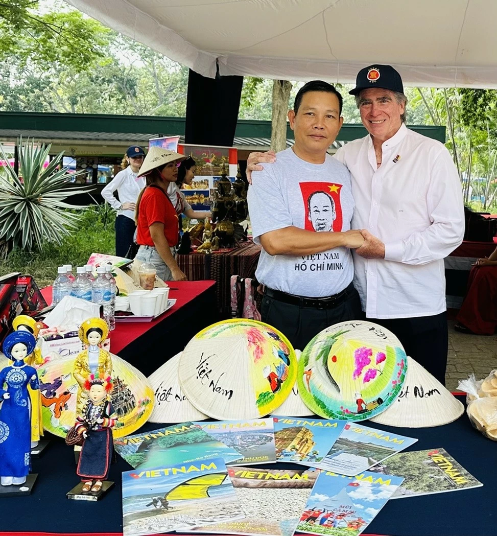 Phở, nem Việt Nam gây ấn tượng mạnh với du khách tại Hội chợ Bazar ASEAN 2024 ở Venezuela Phở, nem Việt Nam gây ấn tượng mạnh với du khách tại Hội chợ Bazar ASEAN 2024 ở Venezuela