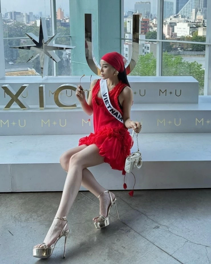 Kỳ Duyên khoe outfit trong một hoạt động của Miss Universe. Hoa hậu khoe chân thon cùng váy ngắn, đi giày sandals gần 20 cm lênh khênh để tăng chiều cao. Kỳ Duyên khoe outfit trong một hoạt động của Miss Universe. Hoa hậu khoe chân thon cùng váy ngắn, đi giày sandals gần 20 cm lênh khênh để tăng chiều cao.