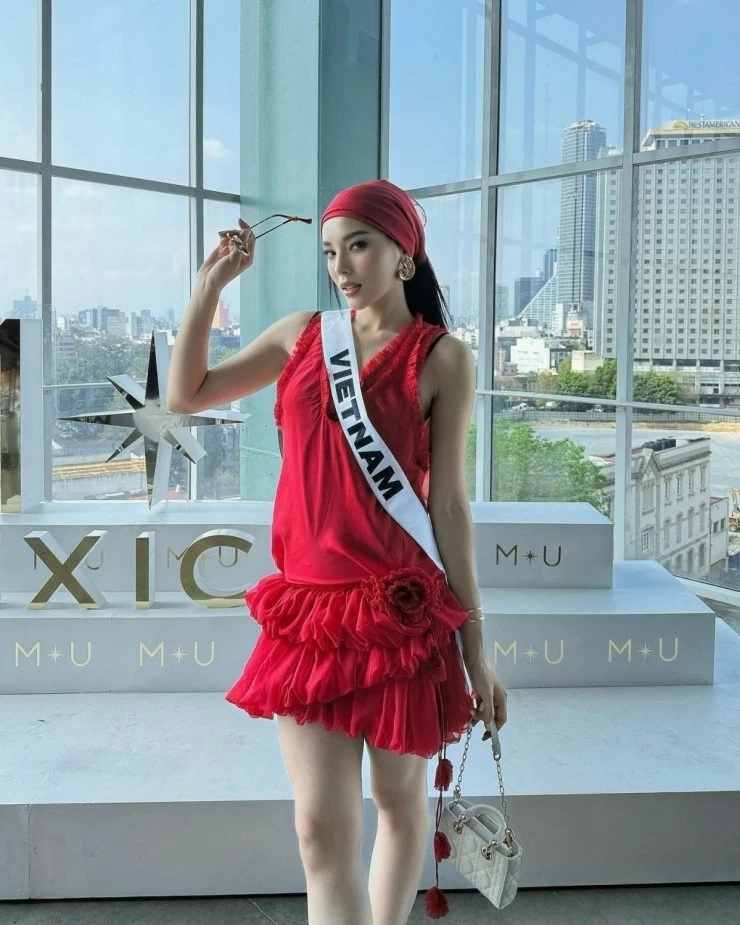 Người đẹp cho biết cô thay đổi phong cách với trang phục theo phong cách Y2K đi cùng mũ trùm đầu để tạo sự mới lạ. Người đẹp cho biết cô thay đổi phong cách với trang phục theo phong cách Y2K đi cùng mũ trùm đầu để tạo sự mới lạ.
