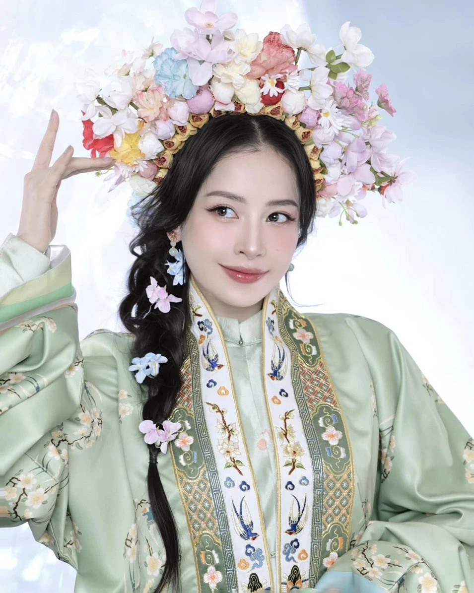 Chi Pu tôn vẻ đẹp trong trẻo, ngọt ngào với tông makeup màu hồng san hô kết hợp cùng cổ phục. Chi Pu tôn vẻ đẹp trong trẻo, ngọt ngào với tông makeup màu hồng san hô kết hợp cùng cổ phục.