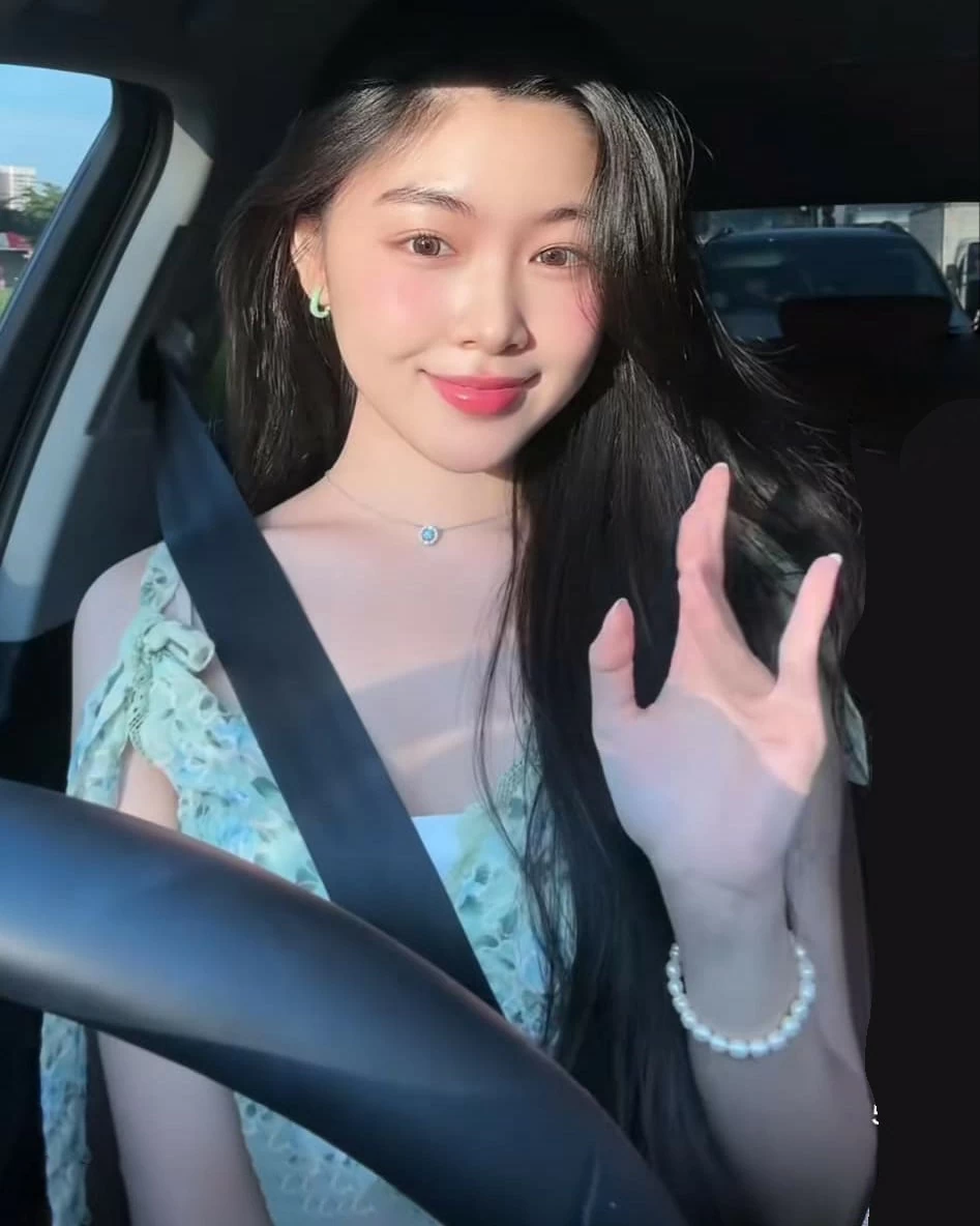 Lọ Lem đăng tải đoạn video khi cô lái xe hơi đi đón em gái Hạt Dẻ. Trên xe, con gái lớn của Quyền Linh khoe nhan sắc dịu dàng khi nhảy theo một đoạn nhạc hot TikTok. Khi được nhiều khán giả hỏi về bằng lái xe, Lọ Lem cho biết cô đã lấy bằng sau 18 năm luôn được bố đèo đi học. Lọ Lem đăng tải đoạn video khi cô lái xe hơi đi đón em gái Hạt Dẻ. Trên xe, con gái lớn của Quyền Linh khoe nhan sắc dịu dàng khi nhảy theo một đoạn nhạc hot TikTok. Khi được nhiều khán giả hỏi về bằng lái xe, Lọ Lem cho biết cô đã lấy bằng sau 18 năm luôn được bố đèo đi học.