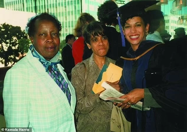 Bà Kamala Harris (bên phải ngoài cùng) khi đang theo học Đại học Howard năm 1983. (Nguồn: Daily Mail) Bà Kamala Harris (bên phải ngoài cùng) khi đang theo học Đại học Howard năm 1983. (Nguồn: Daily Mail)