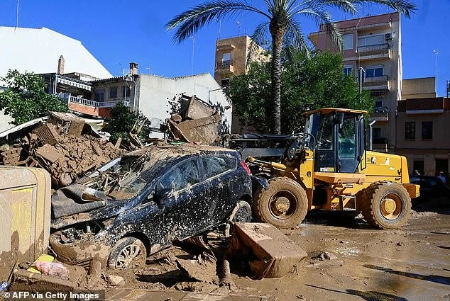 Dòng nước lũ đầy bùn tàn phá các thị trấn và cơ sở hạ tầng tại Tây Ban Nha. (Nguồn: AFP) Dòng nước lũ đầy bùn tàn phá các thị trấn và cơ sở hạ tầng tại Tây Ban Nha. (Nguồn: AFP)