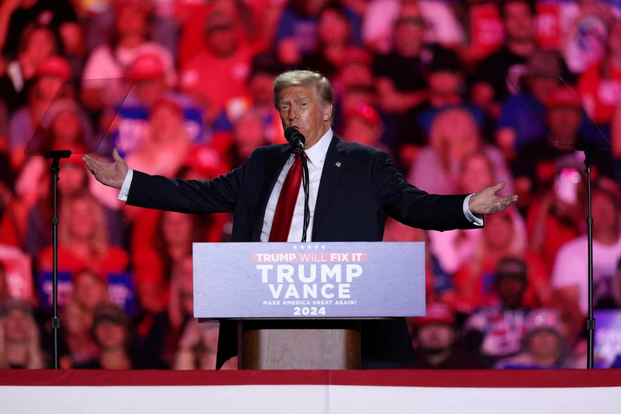 Donald Trump ra hiệu tại một cuộc vận động tranh cử ở Greensboro, Bắc Carolina, ngày 2 tháng 11. REUTERS/Sam Wolfe Donald Trump ra hiệu tại một cuộc vận động tranh cử ở Greensboro, Bắc Carolina, ngày 2 tháng 11. REUTERS/Sam Wolfe