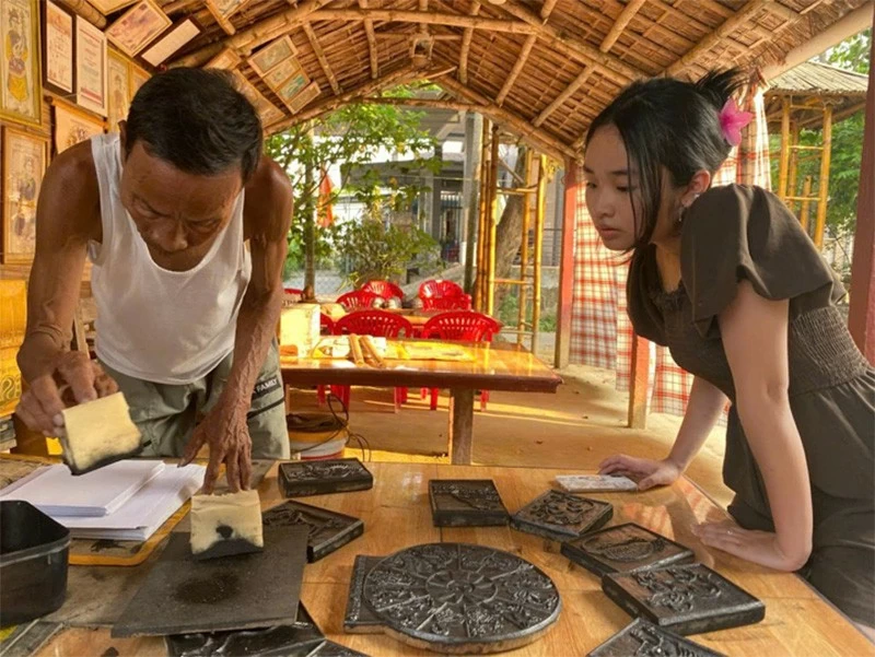 Khuê Anh trò chuyện với nghệ nhân làm tranh Làng Sình tại Huế Khuê Anh trò chuyện với nghệ nhân làm tranh Làng Sình tại Huế