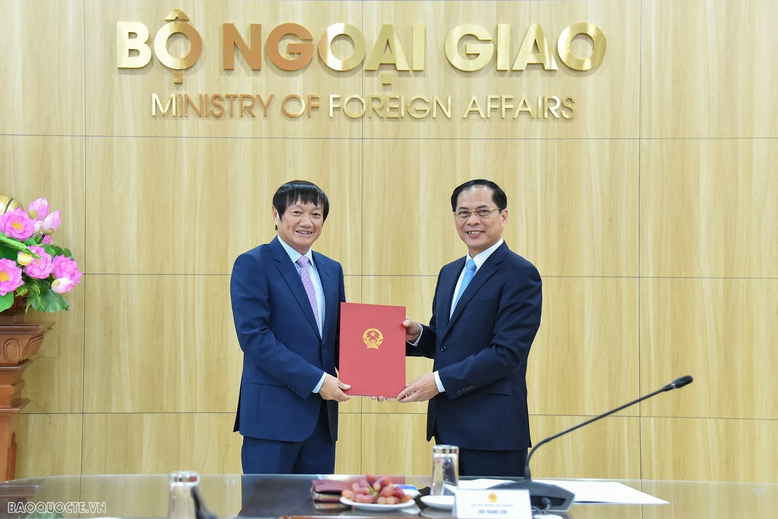 Phó Thủ tướng, Bộ trưởng Bùi Thanh Sơn trao quyết định nghỉ hưu cho các đồng chí Hà Kim Ngọc và Nguyễn Bá Hùng Phó Thủ tướng, Bộ trưởng Bùi Thanh Sơn trao quyết định nghỉ hưu cho các đồng chí Hà Kim Ngọc và Nguyễn Bá Hùng
