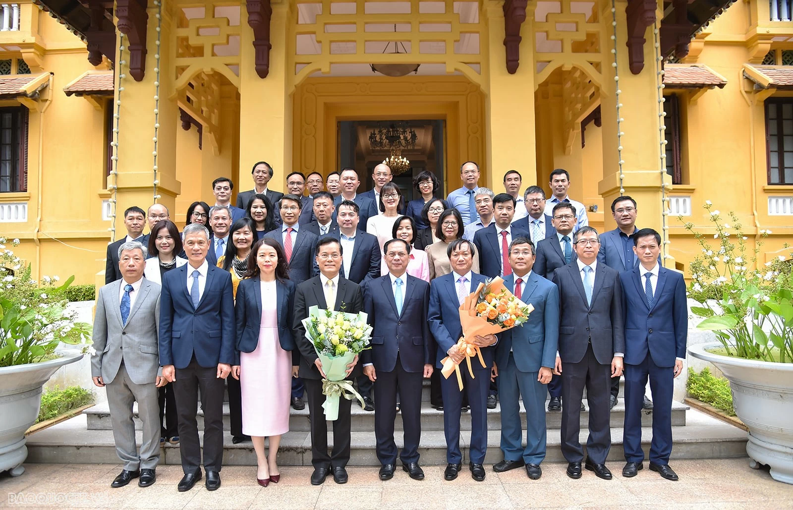 Phó Thủ tướng, Bộ trưởng Bùi Thanh Sơn trao quyết định nghỉ hưu cho các đồng chí Hà Kim Ngọc và Nguyễn Bá Hùng Phó Thủ tướng, Bộ trưởng Bùi Thanh Sơn trao quyết định nghỉ hưu cho các đồng chí Hà Kim Ngọc và Nguyễn Bá Hùng