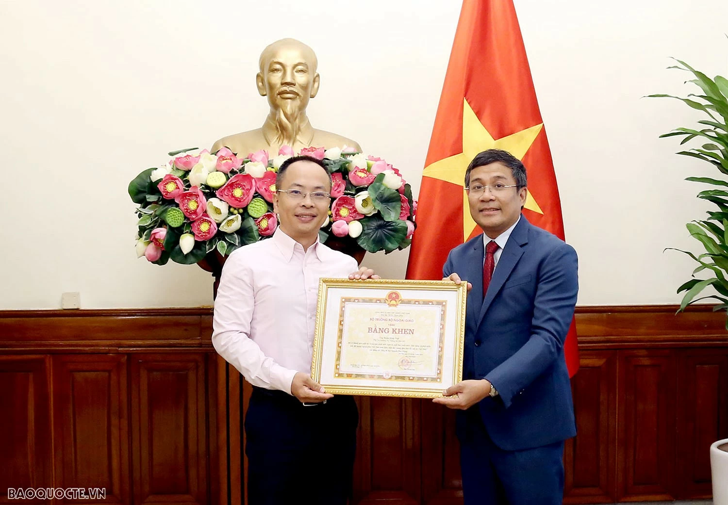 Lễ trao tặng Bằng khen và tuyên dương của Bộ trưởng Ngoại giao Bộ trưởng Ngoại giao tặng Bằng khen và Tuyên dương tập thể, cá nhân đóng góp tích cực trong xuất bản cuốn sách của cố Tổng Bí thư
