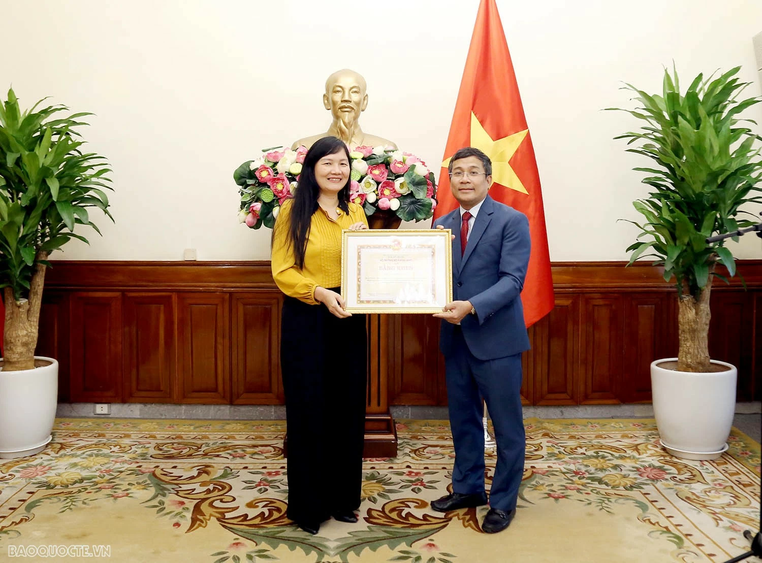 Lễ trao tặng Bằng khen và tuyên dương của Bộ trưởng Ngoại giao Bộ trưởng Ngoại giao tặng Bằng khen và Tuyên dương tập thể, cá nhân đóng góp tích cực trong xuất bản cuốn sách của cố Tổng Bí thư