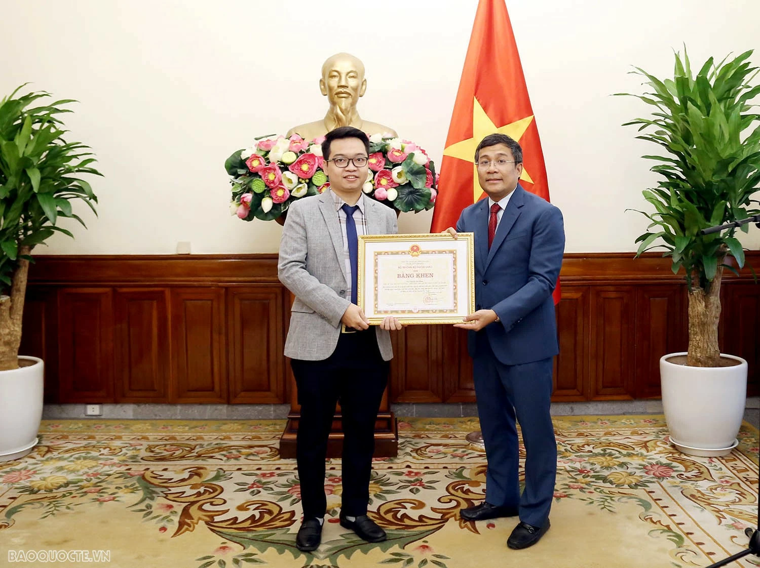 Lễ trao tặng Bằng khen và tuyên dương của Bộ trưởng Ngoại giao Bộ trưởng Ngoại giao tặng Bằng khen và Tuyên dương tập thể, cá nhân đóng góp tích cực trong xuất bản cuốn sách của cố Tổng Bí thư