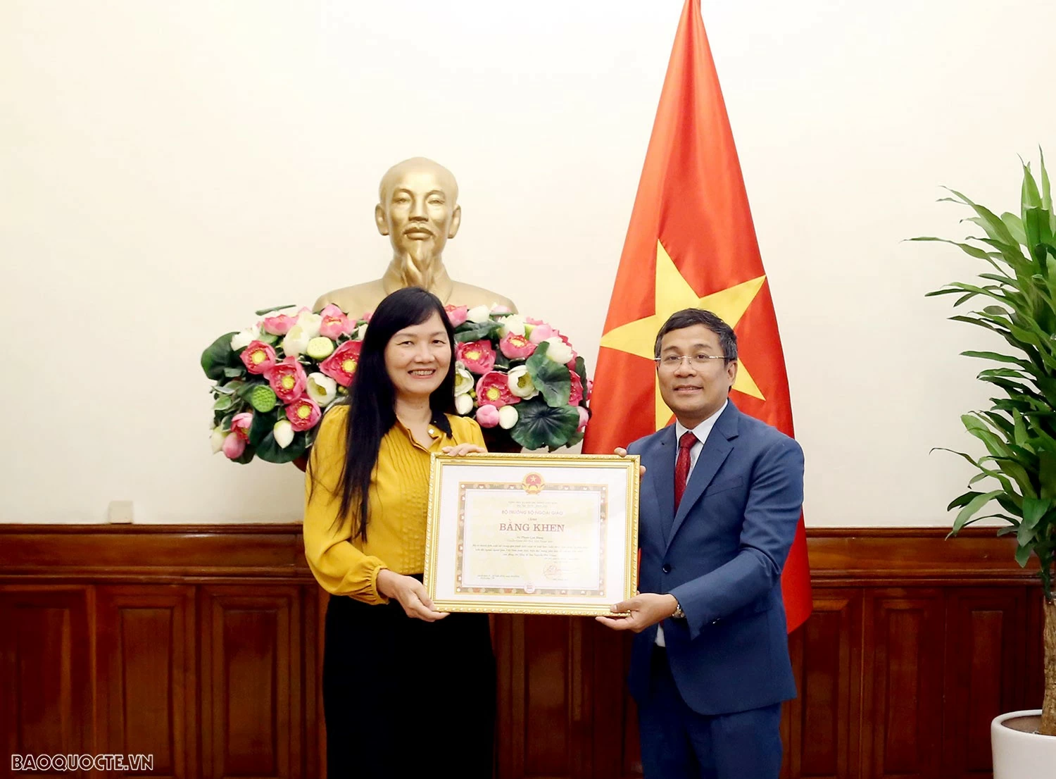 Lễ trao tặng Bằng khen và tuyên dương của Bộ trưởng Ngoại giao Bộ trưởng Ngoại giao tặng Bằng khen và Tuyên dương tập thể, cá nhân đóng góp tích cực trong xuất bản cuốn sách của cố Tổng Bí thư