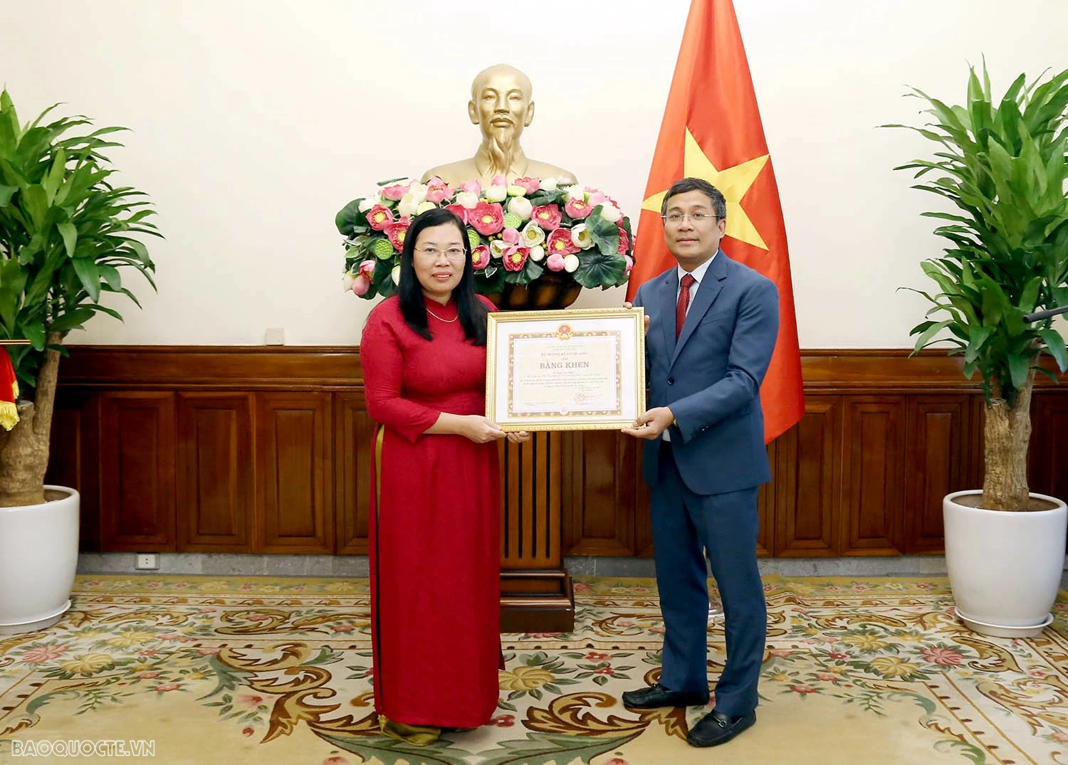 Lễ trao tặng Bằng khen và tuyên dương của Bộ trưởng Ngoại giao Bộ trưởng Ngoại giao tặng Bằng khen và Tuyên dương tập thể, cá nhân đóng góp tích cực trong xuất bản cuốn sách của cố Tổng Bí thư