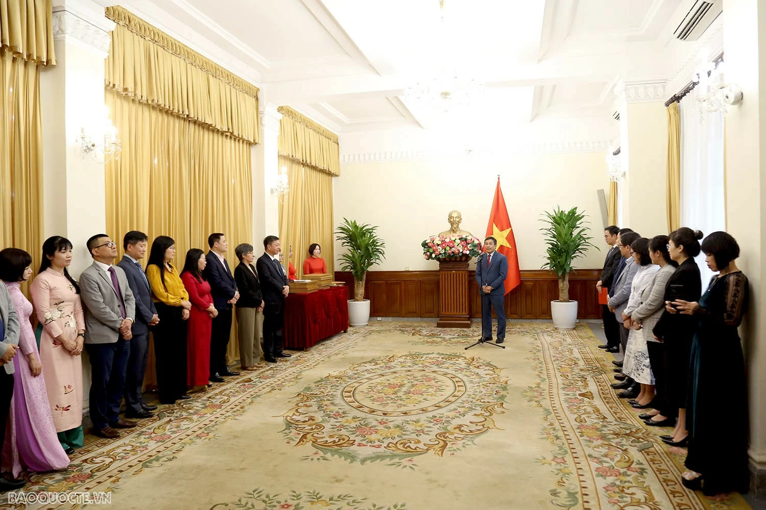 Lễ trao tặng Bằng khen và tuyên dương của Bộ trưởng Ngoại giao Bộ trưởng Ngoại giao tặng Bằng khen và Tuyên dương tập thể, cá nhân đóng góp tích cực trong xuất bản cuốn sách của cố Tổng Bí thư