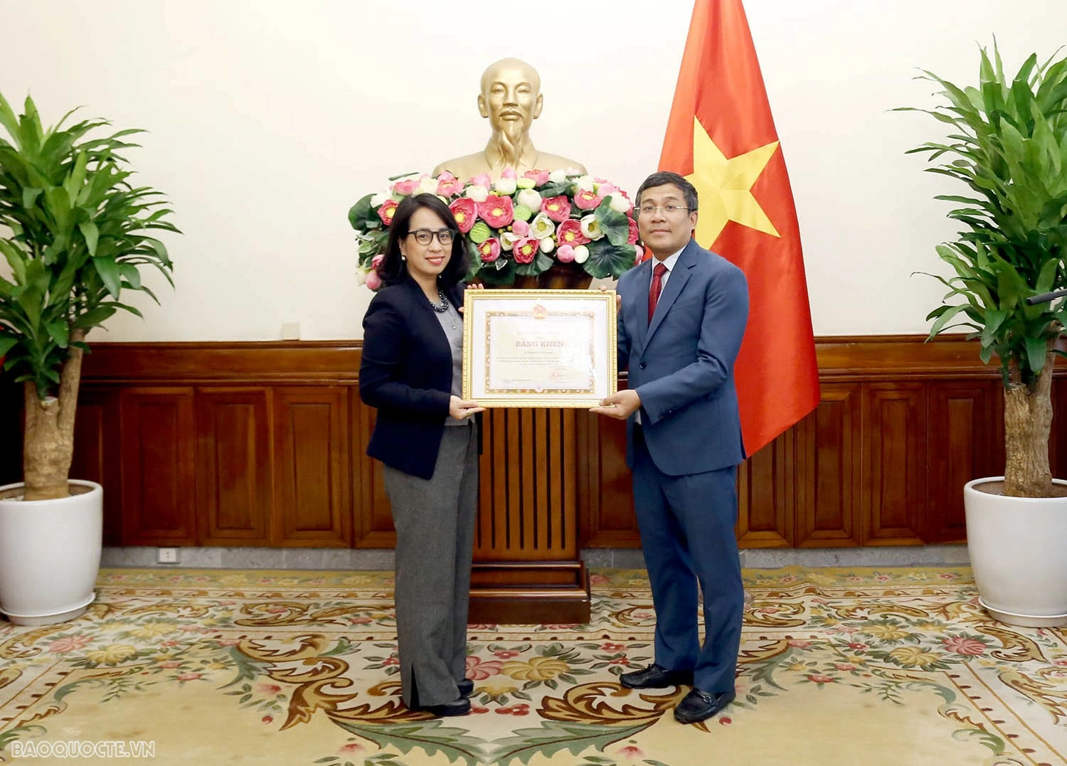 Lễ trao tặng Bằng khen và tuyên dương của Bộ trưởng Ngoại giao Bộ trưởng Ngoại giao tặng Bằng khen và Tuyên dương tập thể, cá nhân đóng góp tích cực trong xuất bản cuốn sách của cố Tổng Bí thư