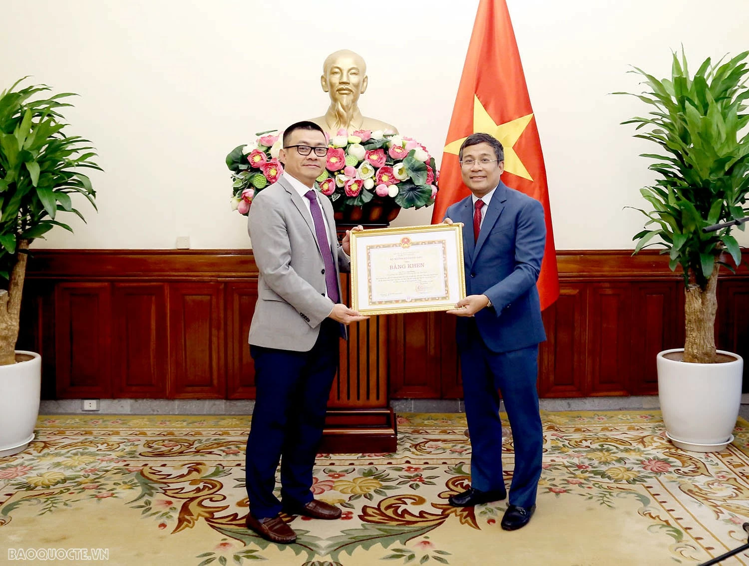 Lễ trao tặng Bằng khen và tuyên dương của Bộ trưởng Ngoại giao Bộ trưởng Ngoại giao tặng Bằng khen và Tuyên dương tập thể, cá nhân đóng góp tích cực trong xuất bản cuốn sách của cố Tổng Bí thư