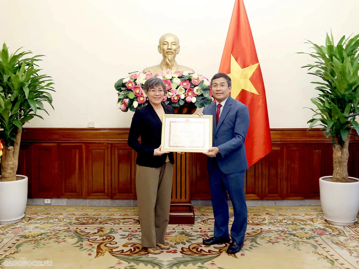 Lễ trao tặng Bằng khen và tuyên dương của Bộ trưởng Ngoại giao Bộ trưởng Ngoại giao tặng Bằng khen và Tuyên dương tập thể, cá nhân đóng góp tích cực trong xuất bản cuốn sách của cố Tổng Bí thư