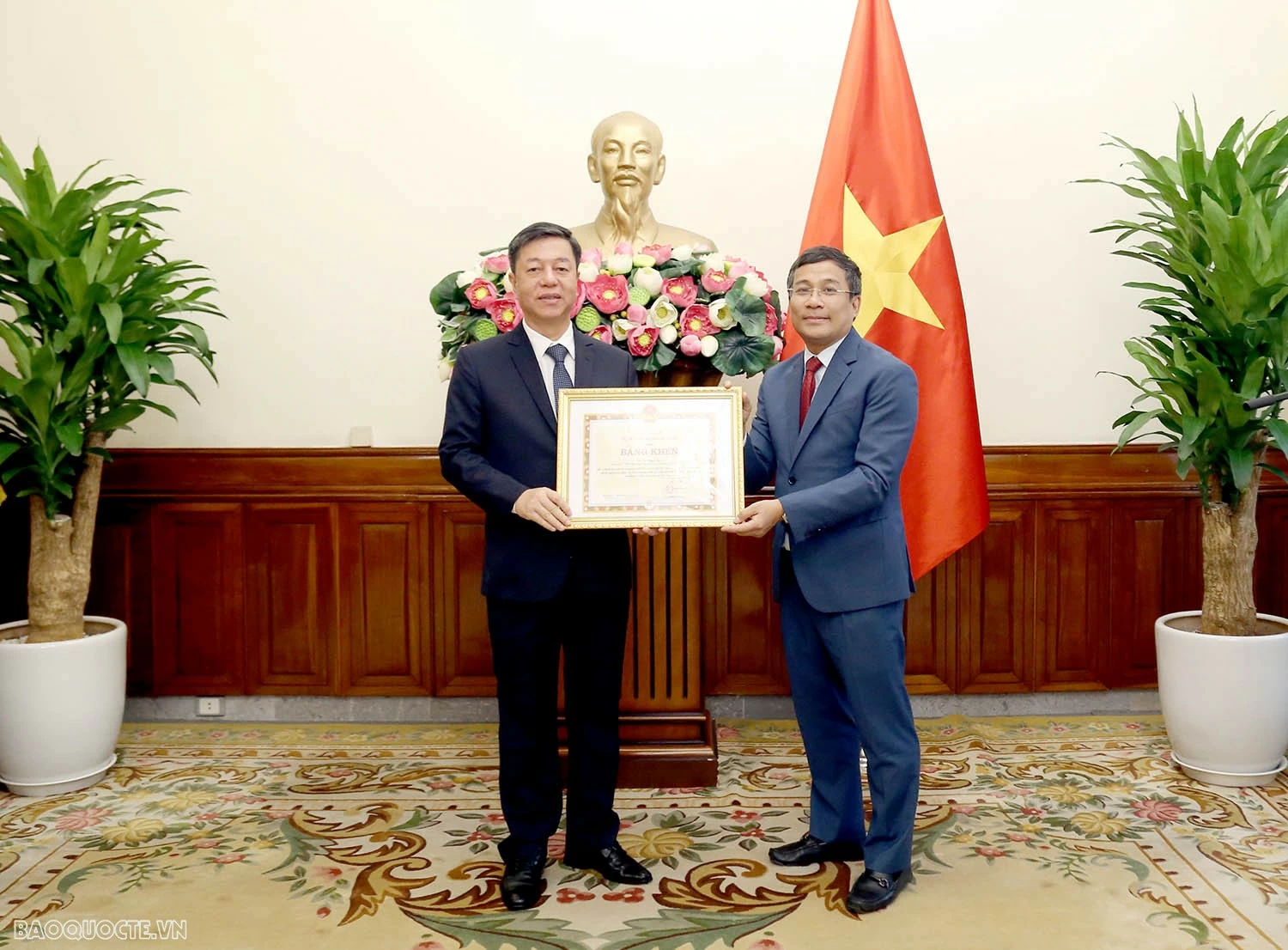 Lễ trao tặng Bằng khen và tuyên dương của Bộ trưởng Ngoại giao Bộ trưởng Ngoại giao tặng Bằng khen và Tuyên dương tập thể, cá nhân đóng góp tích cực trong xuất bản cuốn sách của cố Tổng Bí thư