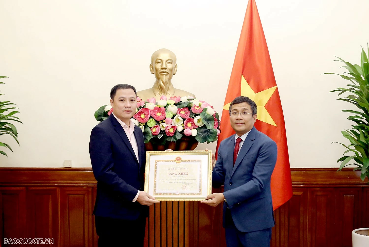 Lễ trao tặng Bằng khen và tuyên dương của Bộ trưởng Ngoại giao Bộ trưởng Ngoại giao tặng Bằng khen và Tuyên dương tập thể, cá nhân đóng góp tích cực trong xuất bản cuốn sách của cố Tổng Bí thư