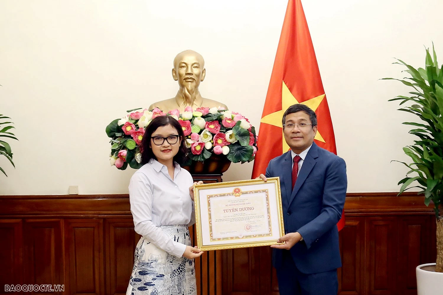Lễ trao tặng Bằng khen và tuyên dương của Bộ trưởng Ngoại giao Bộ trưởng Ngoại giao tặng Bằng khen và Tuyên dương tập thể, cá nhân đóng góp tích cực trong xuất bản cuốn sách của cố Tổng Bí thư
