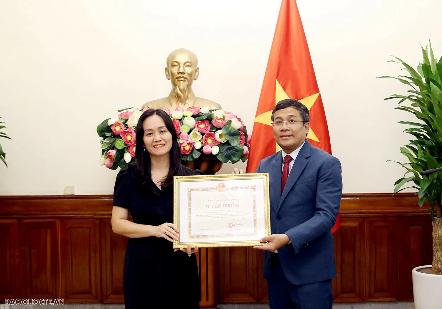 Lễ trao tặng Bằng khen và tuyên dương của Bộ trưởng Ngoại giao Bộ trưởng Ngoại giao tặng Bằng khen và Tuyên dương tập thể, cá nhân đóng góp tích cực trong xuất bản cuốn sách của cố Tổng Bí thư