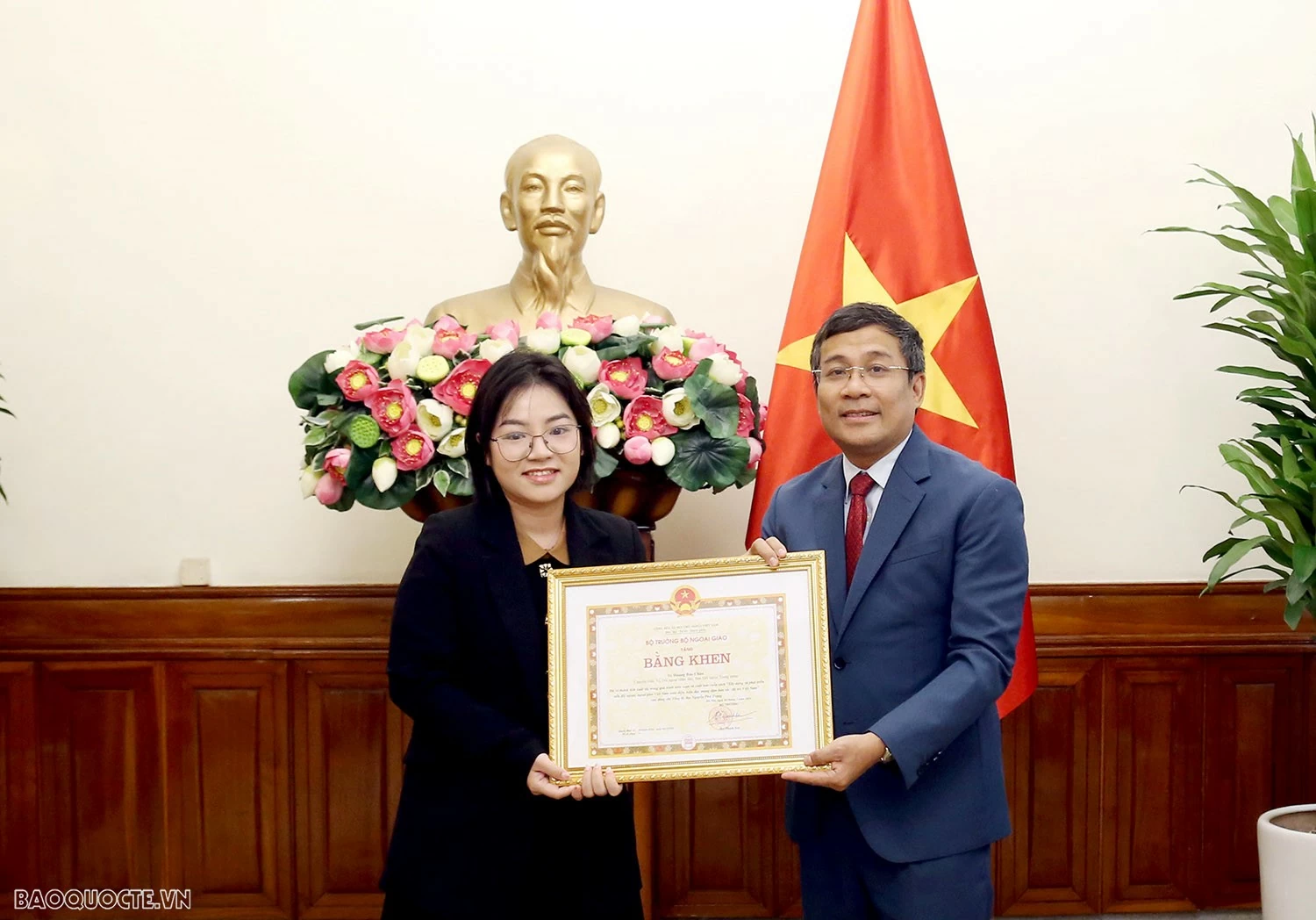 Lễ trao tặng Bằng khen và tuyên dương của Bộ trưởng Ngoại giao Bộ trưởng Ngoại giao tặng Bằng khen và Tuyên dương tập thể, cá nhân đóng góp tích cực trong xuất bản cuốn sách của cố Tổng Bí thư