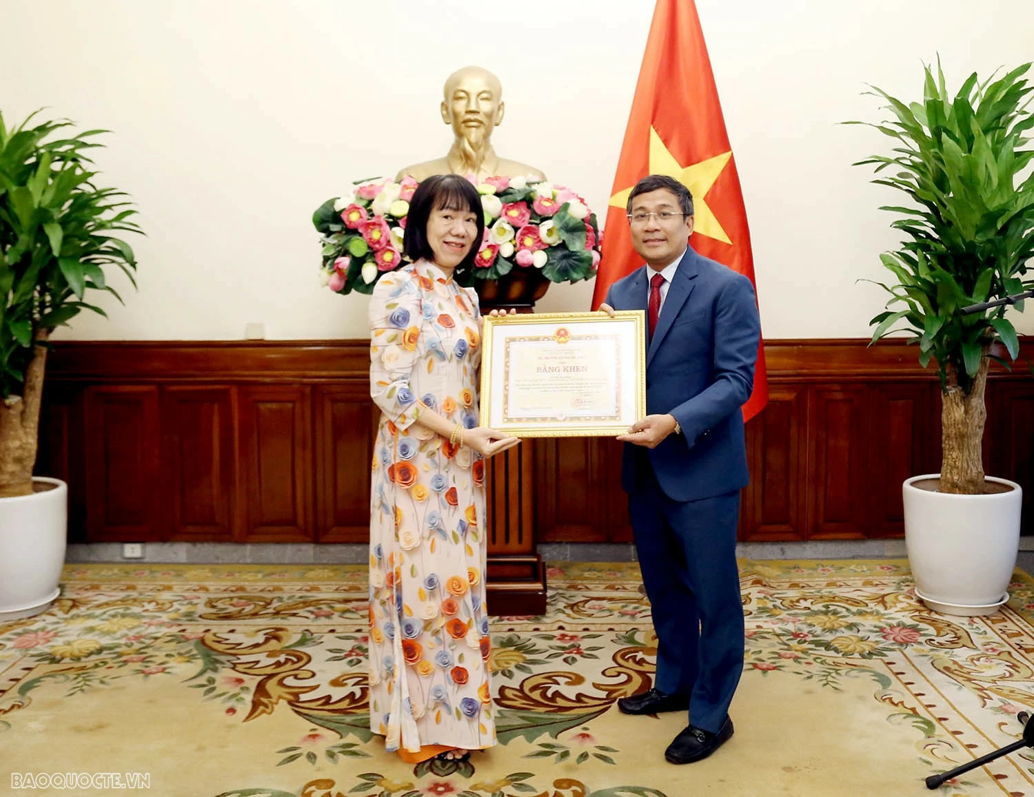 Lễ trao tặng Bằng khen và tuyên dương của Bộ trưởng Ngoại giao Bộ trưởng Ngoại giao tặng Bằng khen và Tuyên dương tập thể, cá nhân đóng góp tích cực trong xuất bản cuốn sách của cố Tổng Bí thư