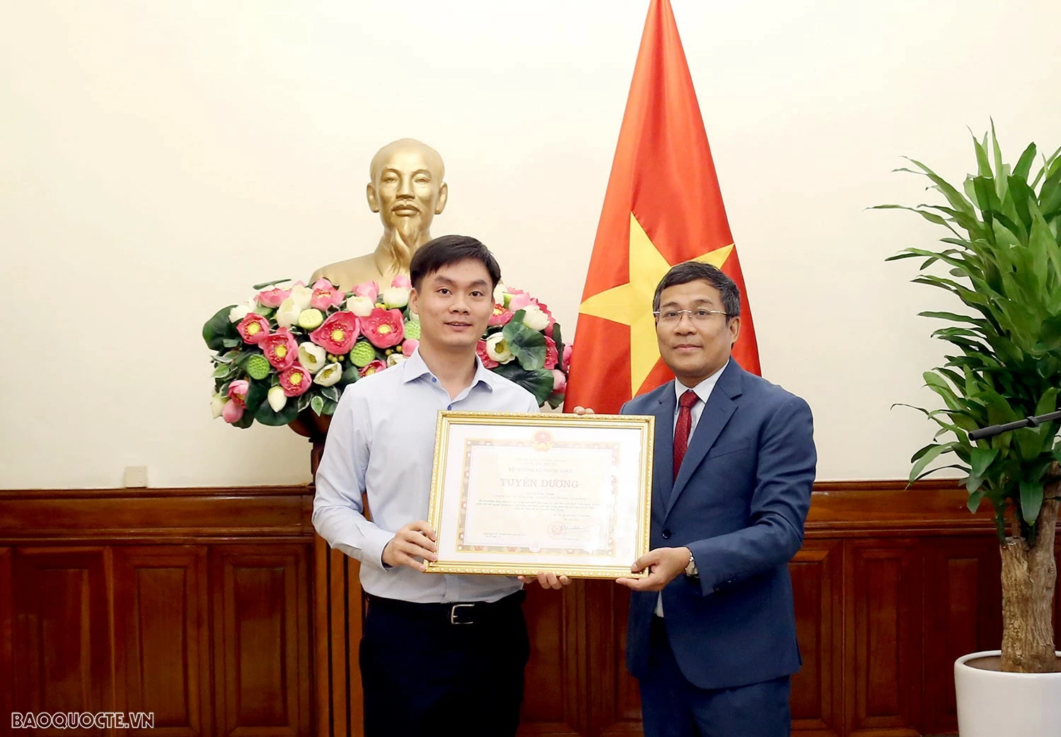 Lễ trao tặng Bằng khen và tuyên dương của Bộ trưởng Ngoại giao Bộ trưởng Ngoại giao tặng Bằng khen và Tuyên dương tập thể, cá nhân đóng góp tích cực trong xuất bản cuốn sách của cố Tổng Bí thư