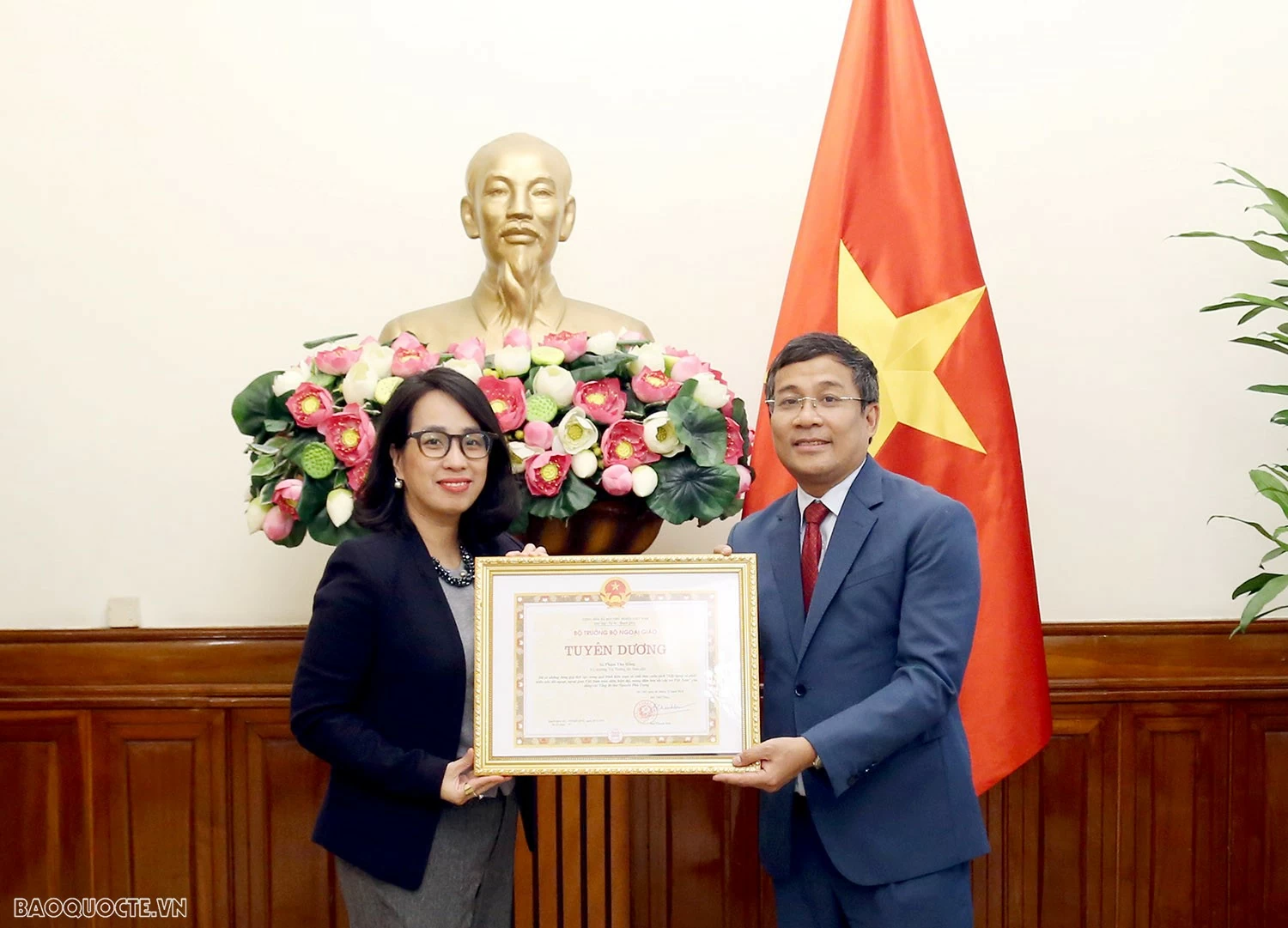 Lễ trao tặng Bằng khen và tuyên dương của Bộ trưởng Ngoại giao Bộ trưởng Ngoại giao tặng Bằng khen và Tuyên dương tập thể, cá nhân đóng góp tích cực trong xuất bản cuốn sách của cố Tổng Bí thư