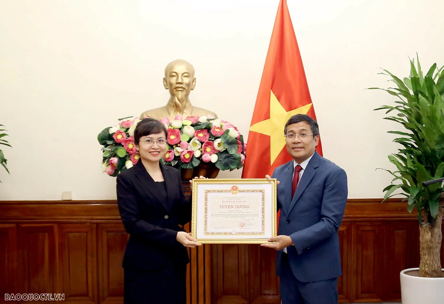 Lễ trao tặng Bằng khen và tuyên dương của Bộ trưởng Ngoại giao Bộ trưởng Ngoại giao tặng Bằng khen và Tuyên dương tập thể, cá nhân đóng góp tích cực trong xuất bản cuốn sách của cố Tổng Bí thư