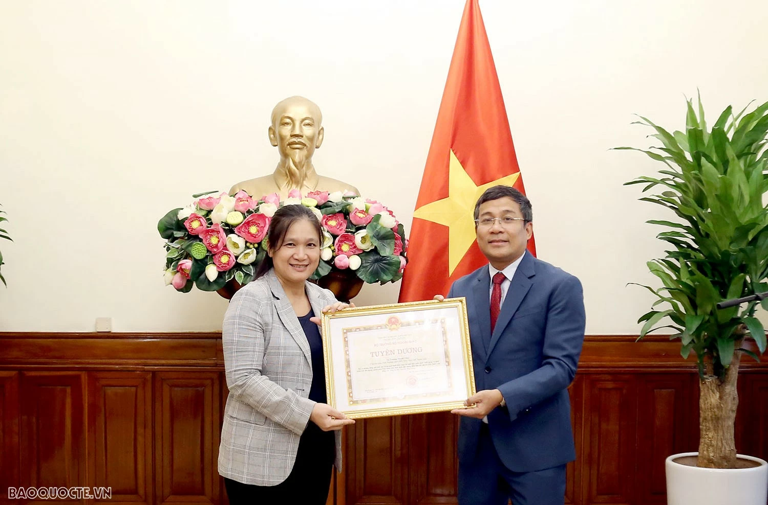Lễ trao tặng Bằng khen và tuyên dương của Bộ trưởng Ngoại giao Bộ trưởng Ngoại giao tặng Bằng khen và Tuyên dương tập thể, cá nhân đóng góp tích cực trong xuất bản cuốn sách của cố Tổng Bí thư