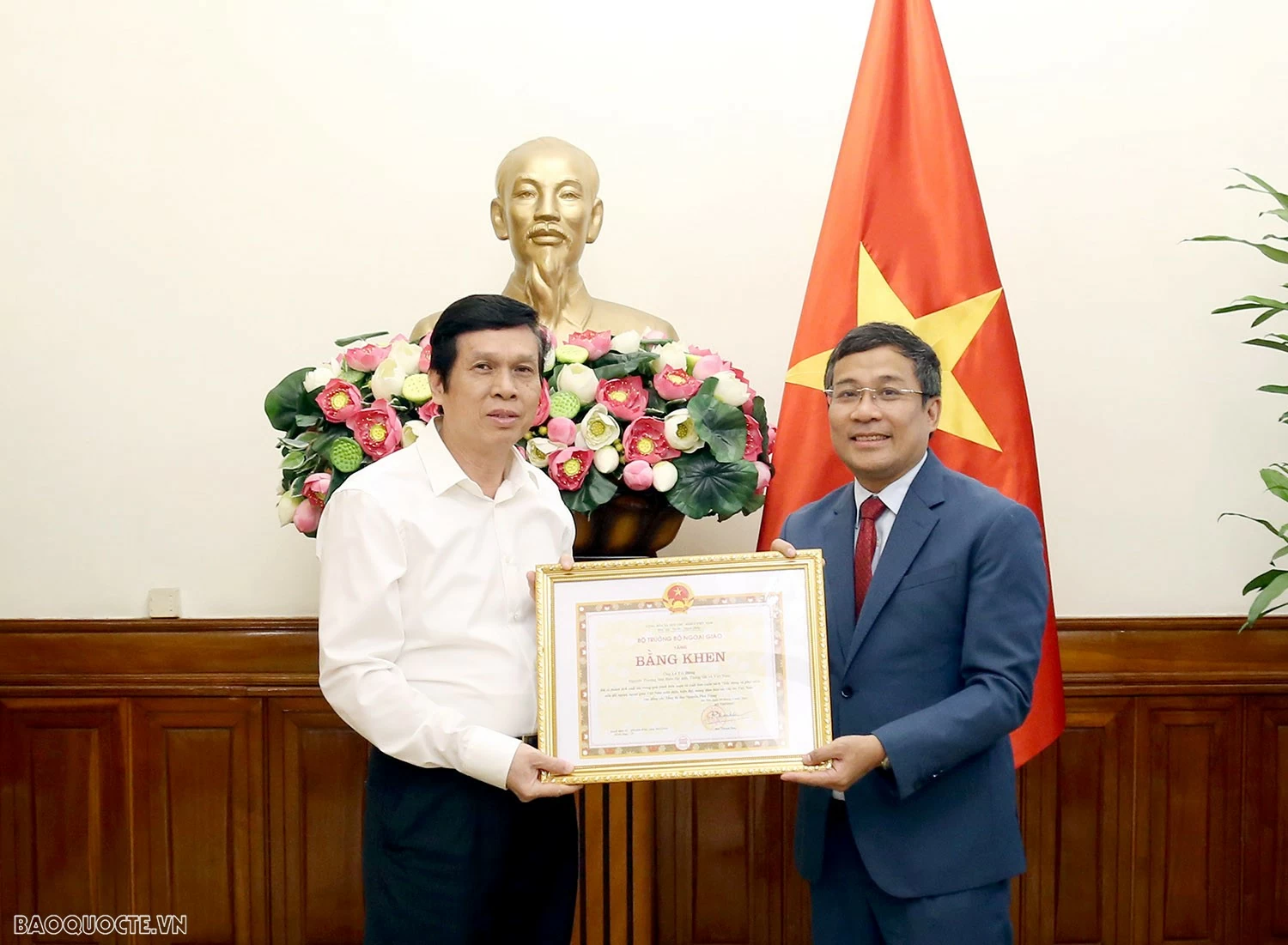 Lễ trao tặng Bằng khen và tuyên dương của Bộ trưởng Ngoại giao Bộ trưởng Ngoại giao tặng Bằng khen và Tuyên dương tập thể, cá nhân đóng góp tích cực trong xuất bản cuốn sách của cố Tổng Bí thư