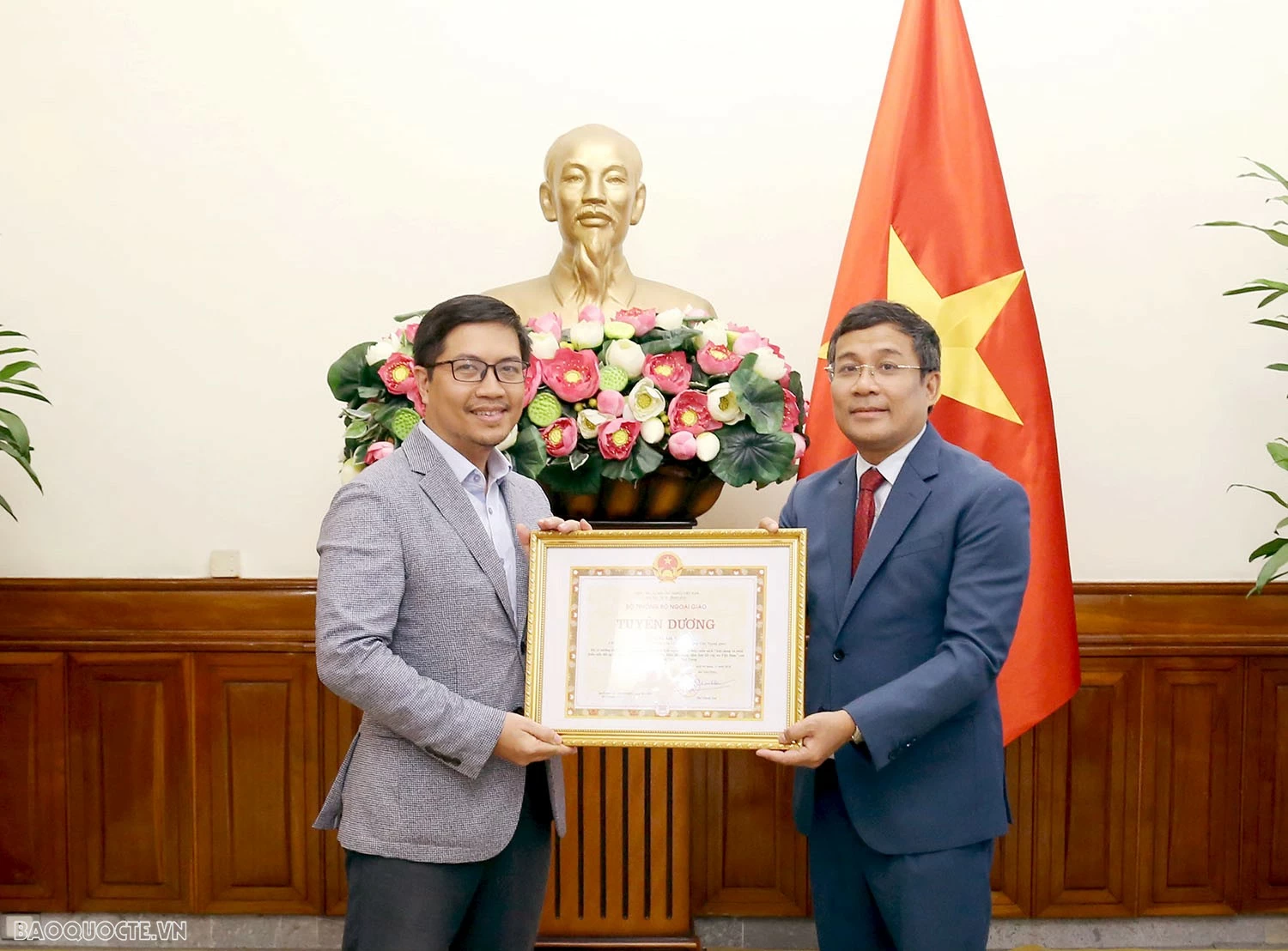 Lễ trao tặng Bằng khen và tuyên dương của Bộ trưởng Ngoại giao Bộ trưởng Ngoại giao tặng Bằng khen và Tuyên dương tập thể, cá nhân đóng góp tích cực trong xuất bản cuốn sách của cố Tổng Bí thư