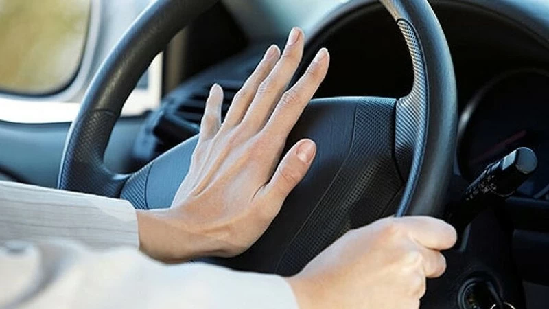 Khi lái xe trong khu đô thị và đông dân cư trừ các khu vực có biển cấm sử dụng còi, người lái xe được sử dụng còi như thế nào? Khi lái xe trong khu đô thị và đông dân cư trừ các khu vực có biển cấm sử dụng còi, người lái xe được sử dụng còi như thế nào?