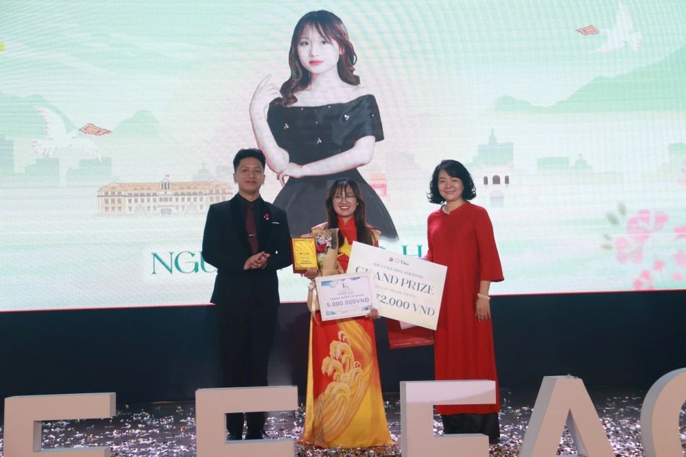 Tiến sĩ Trần Thị Thanh Liên , Trưởng khoa Tiếng Anh Học viện Ngoại giao (bên trái), và hầy Phạm Hải Nam - Trưởng Ban Tổ chức THE E-FACE 2024, trao danh hiệu . (Ảnh: BTC) Tiến sĩ Trần Thị Thanh Liên , Trưởng khoa Tiếng Anh Học viện Ngoại giao (bên trái), và hầy Phạm Hải Nam - Trưởng Ban Tổ chức THE E-FACE 2024, trao danh hiệu . (Ảnh: BTC)
